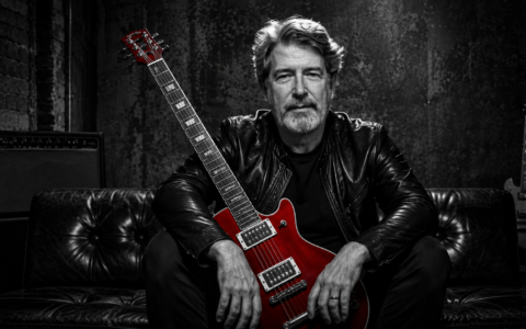 “Hoje Eu Não Tenho Mais Vergonha de Tocar Guitarra” — A História do Adriano, 62 Anos