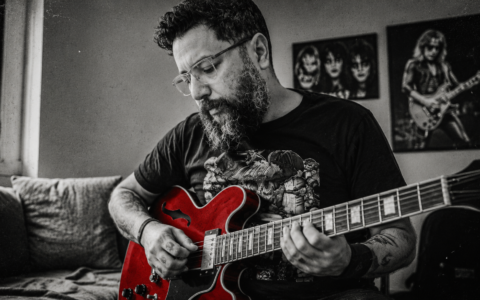 Ele Tem 50 Anos, Voltou a Tocar Guitarra e Disse Algo que Vai Ficar na Sua Cabeça