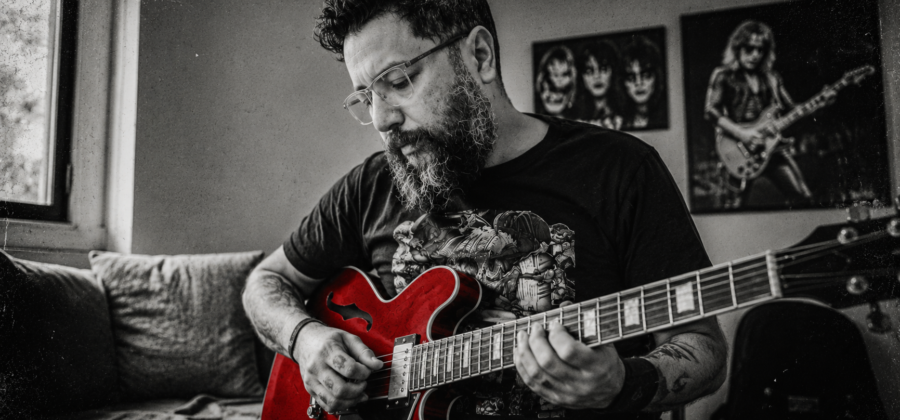 Ele Tem 50 Anos, Voltou a Tocar Guitarra e Disse Algo que Vai Ficar na Sua Cabeça