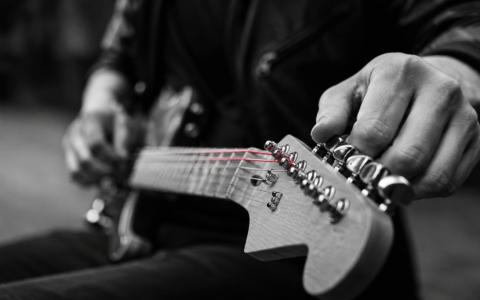 Afinação Dropada: Por Que Sua Guitarra Fica Mais Pesada Só de Soltar Uma Corda